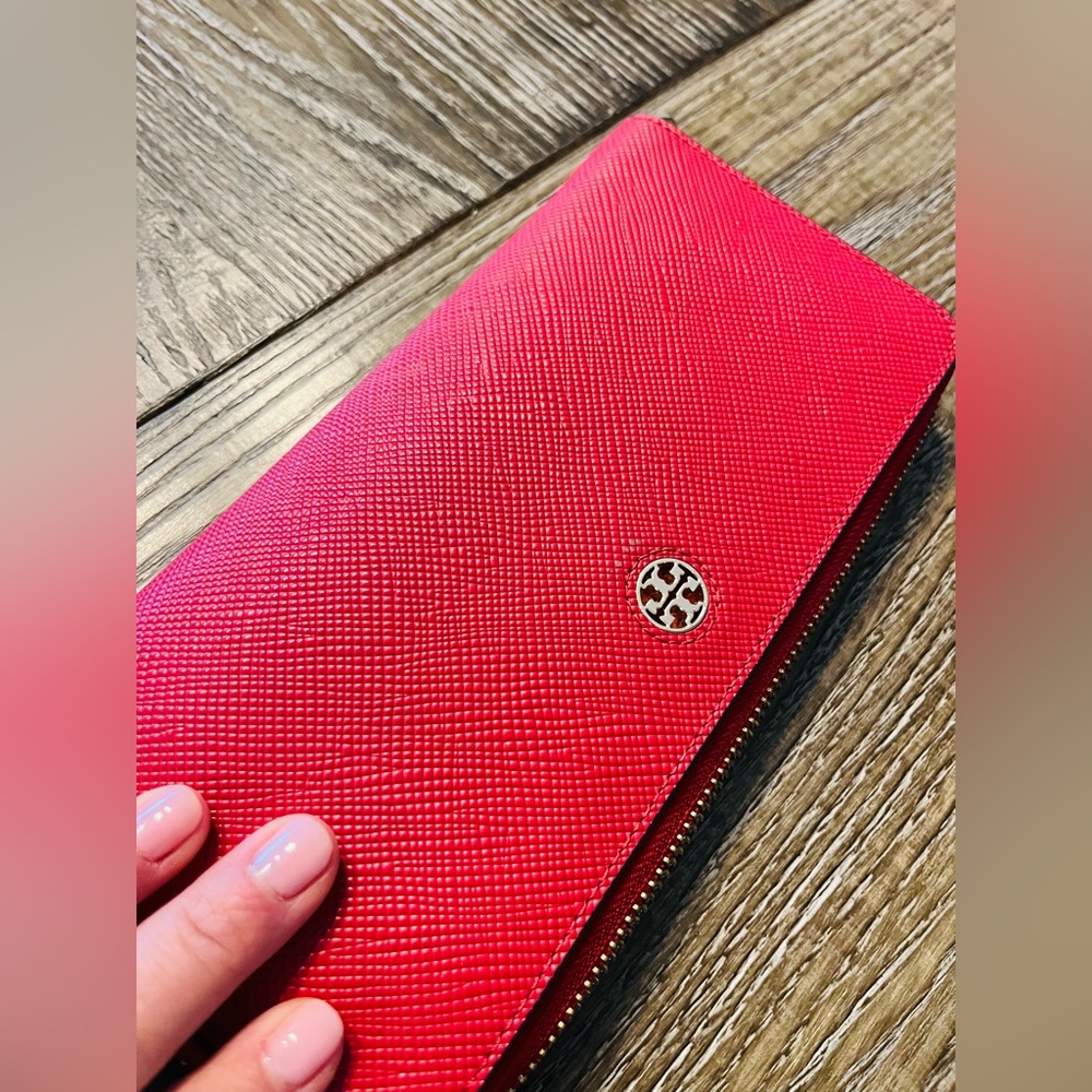TORY BURCH Clutch Style Red Leather Wallet. ♥️